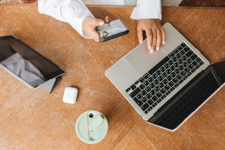 Una persona usa un laptop per navigare su siti di foto stock. Attività di freelance in un ambiente accogliente.